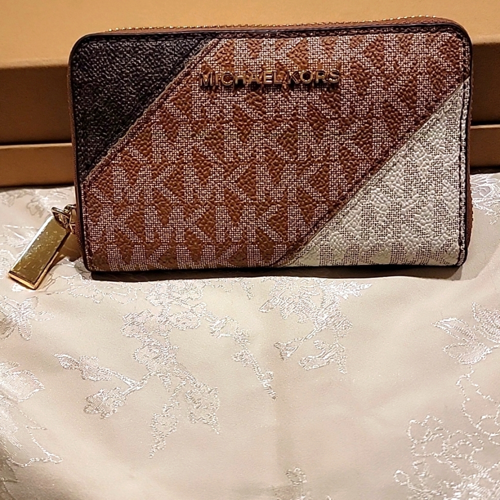 Michael Kors Jet set zip around card case in signature